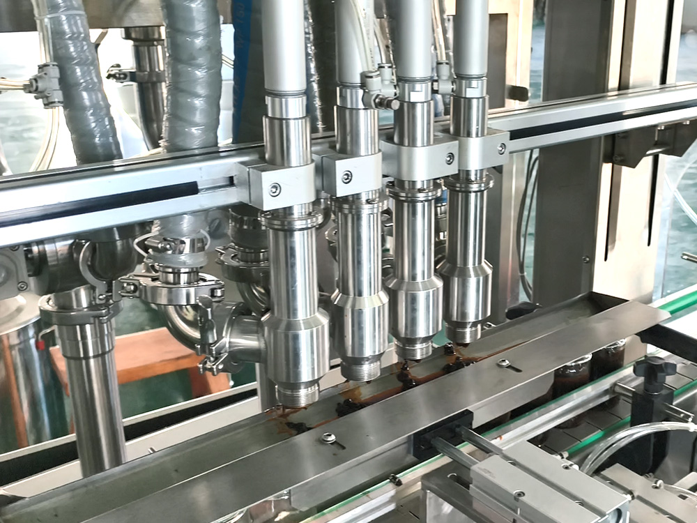 全自動辣椒醬灌裝機高清實（shí）拍