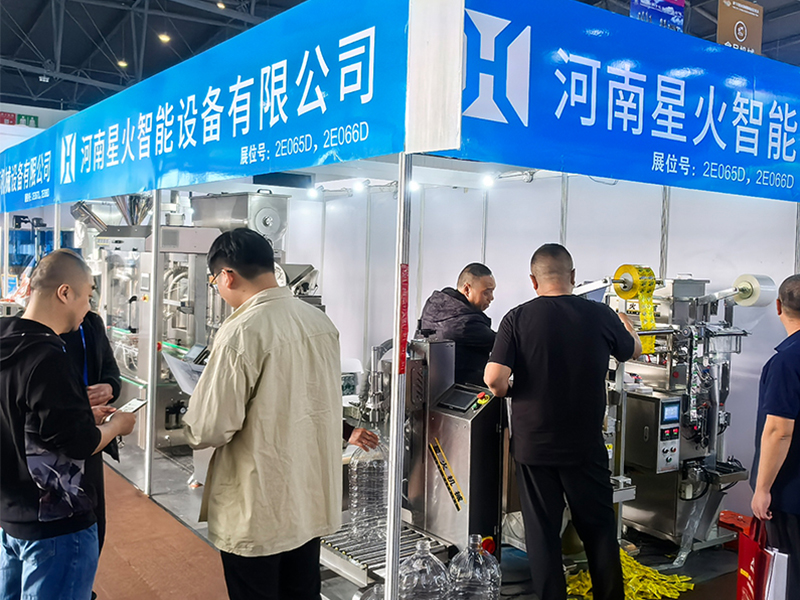 丝瓜草莓秋葵污WWW旧版官网全自動多（duō）頭液（yè）體灌裝（zhuāng）機在全國糖酒交易會上成（chéng）功出圈！