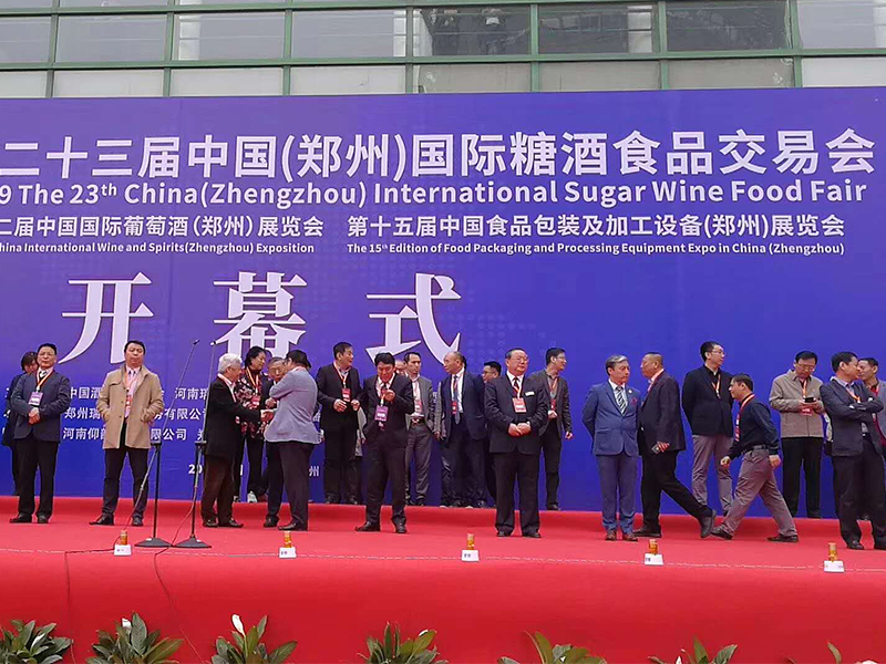 大（dà）型自動化灌裝機在（zài）鄭州國際糖酒交（jiāo）易會優勢盡顯