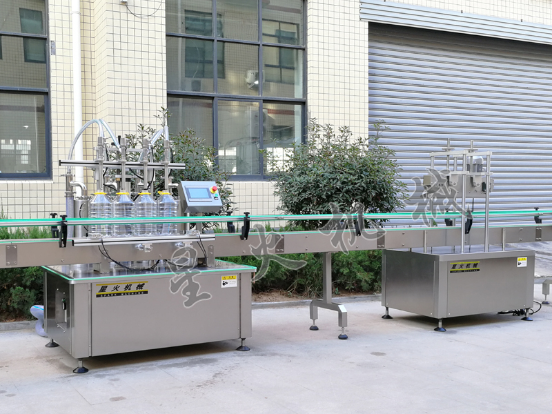 新型四頭（tóu）食（shí）用油自（zì）動稱重灌裝旋蓋機有什麽特點？