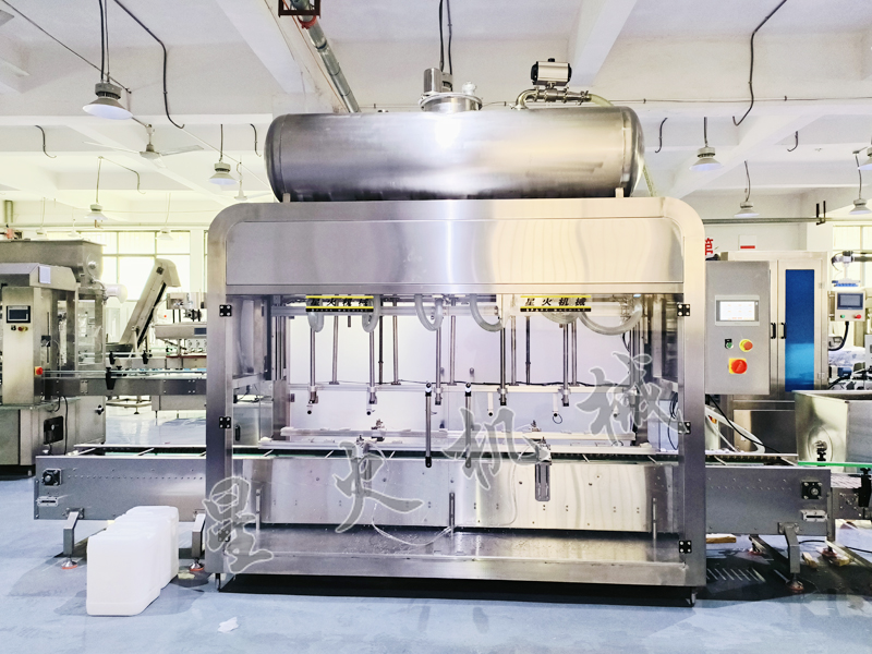 淺談在25公斤（jīn）化工液體生產線中大型液體稱重（chóng）灌裝機的發展前（qián）景