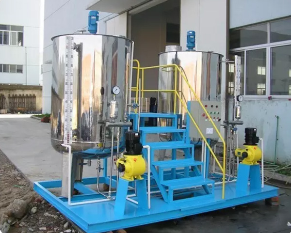 全自動加藥裝置的應用範圍和選(xuǎn)型介紹(圖2) 全自動加藥裝置的應用範(fàn)圍和(hé)選型介紹(圖2)