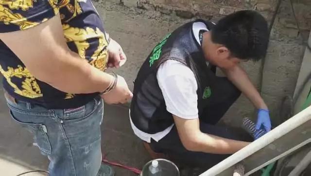 佛山生(shēng)態環(huán)境部門嚴(yán)查(chá)汙染行(háng)為 環境違法執法帶走12人(rén)(圖2) 佛山生態環境部門(mén)嚴查汙染(rǎn)行(háng)為 環境(jìng)違法執法帶走12人(圖2)