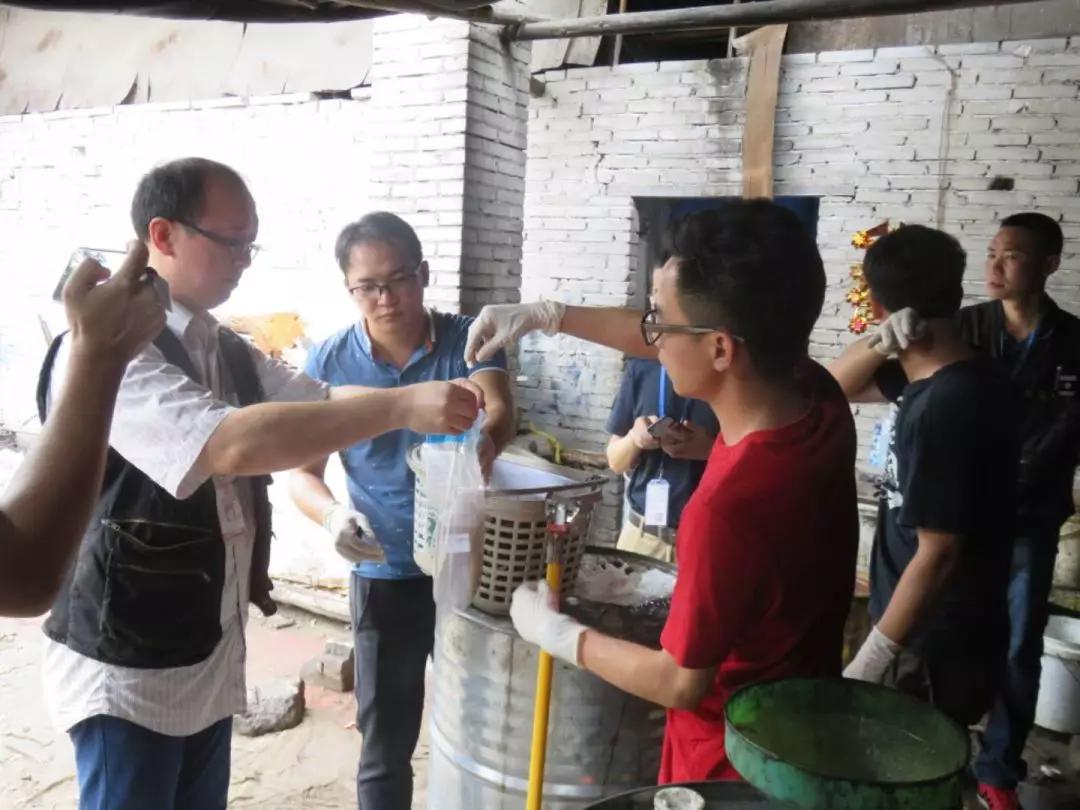 佛山生態環境部門(mén)嚴查汙染行為 環境違法執(zhí)法(fǎ)帶走12人(圖4) 佛山生態環境部門嚴查汙染行為 環境違法執法帶走12人(rén)(圖4)