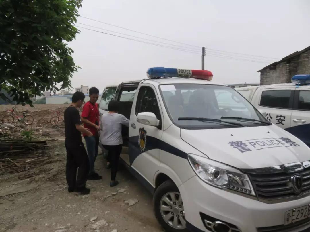 佛山生態環境部門嚴(yán)查汙染行為 環境違法執法帶走12人(圖5) 佛山生態環境部門嚴查汙染行為 環境違(wéi)法執(zhí)法帶(dài)走12人(圖5)