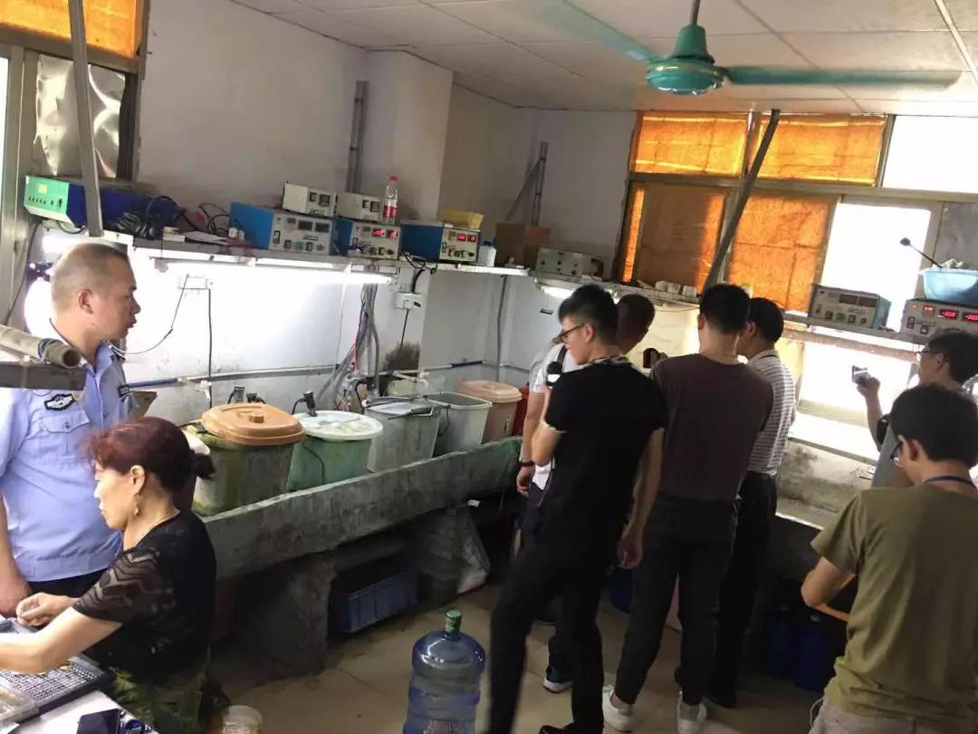 佛山生態(tài)環境部門嚴查汙染(rǎn)行為 環境違法執(zhí)法帶走(zǒu)12人(圖6) 佛(fó)山生態環境部門嚴(yán)查(chá)汙染行為 環境違法執法帶走12人(圖6)