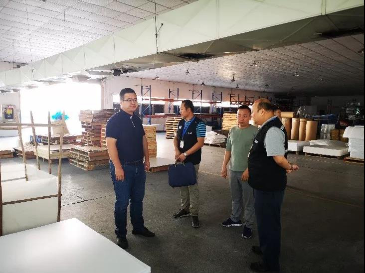 佛(fó)市生態環境局順(shùn)德分局副局長唐(táng)菠帶隊開展(zhǎn)村級(jí)工業園環保執法