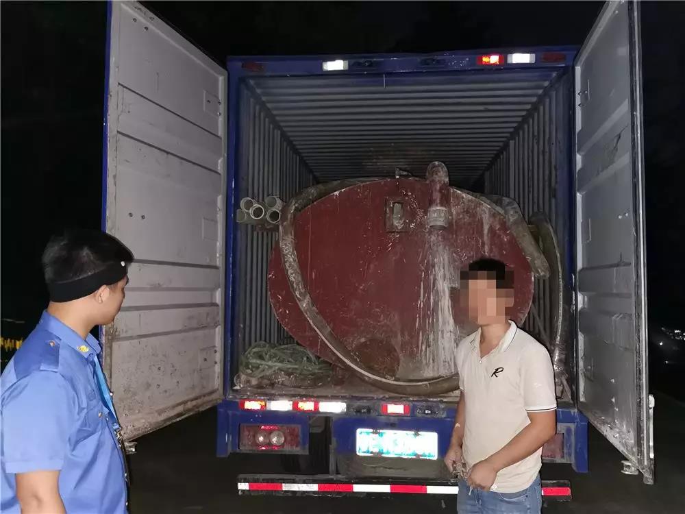 順(shùn)德容桂環運分(fèn)局當場抓到一男子偷倒玻璃廢渣到沙井