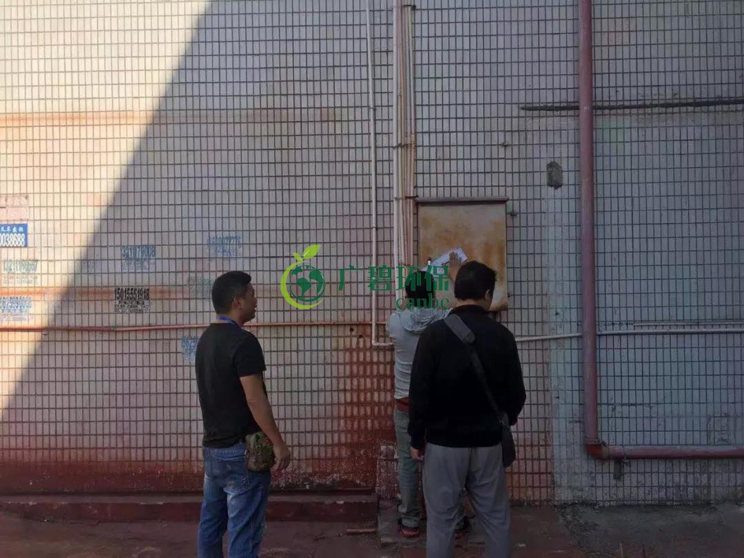 佛山一陶瓷加工(gōng)廠違規(guī)排放汙水行為被環(huán)保部門及時製止(圖4) 佛山一陶瓷加(jiā)工(gōng)廠違規排放汙水行為被環保部門及時製止(圖4)